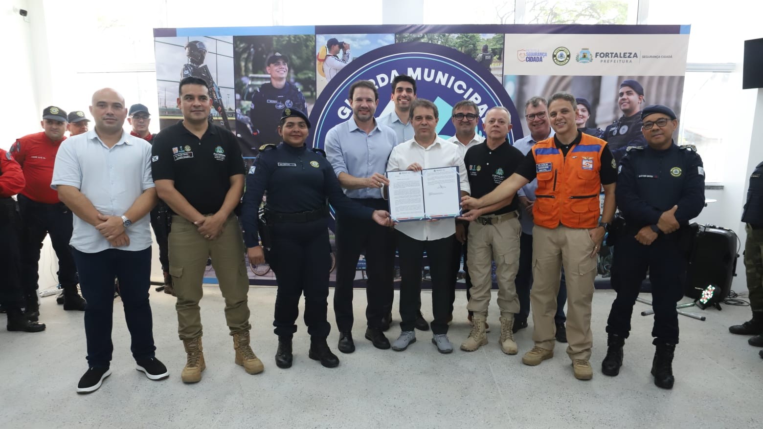 grupo de pessoas posa para a foto